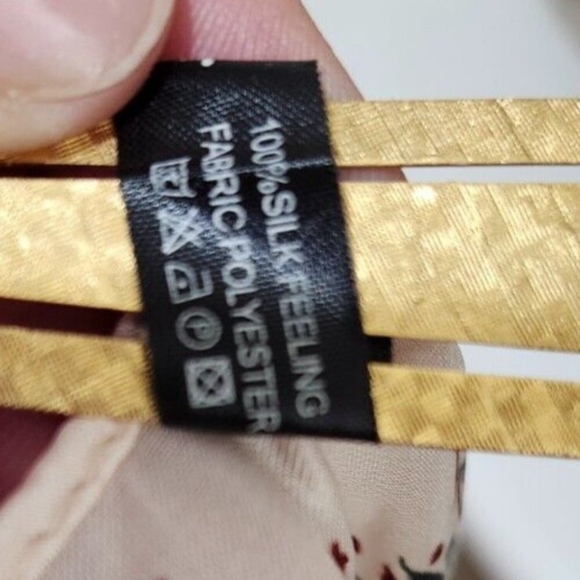 Women's Scarf Cream Red Floral Spring Scarf 27"/27" Square Polyester - Picture 7 of 10